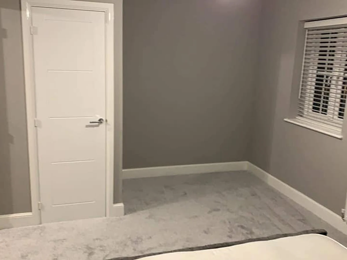 bedroom-carpet-silver-grey-walls-newcastle-foxglove-flooring Silver-grey carpet in a freshly painted bedroom, Newcastle