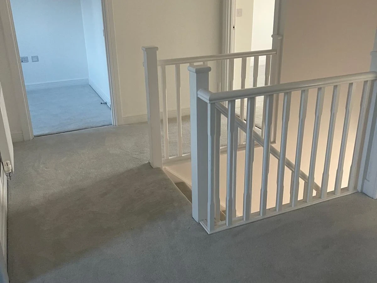 landing-carpet-grey-white-balustrade-newcastle-foxglove-flooring Grey carpet across a landing with white balustrade, Newcastle